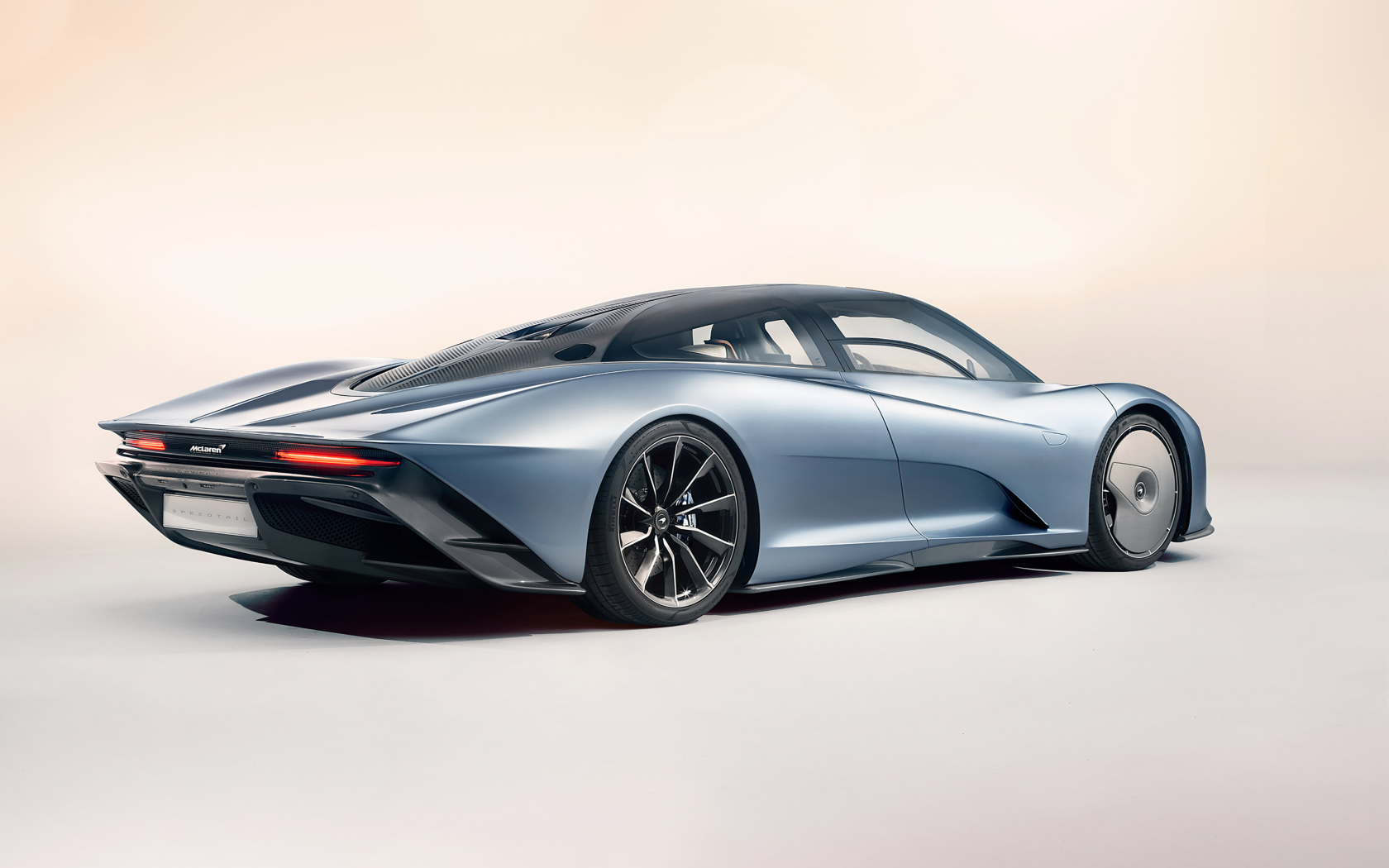 Быстрый дорогой автомобиль McLaren Speedtail, 2020 года вид сзади