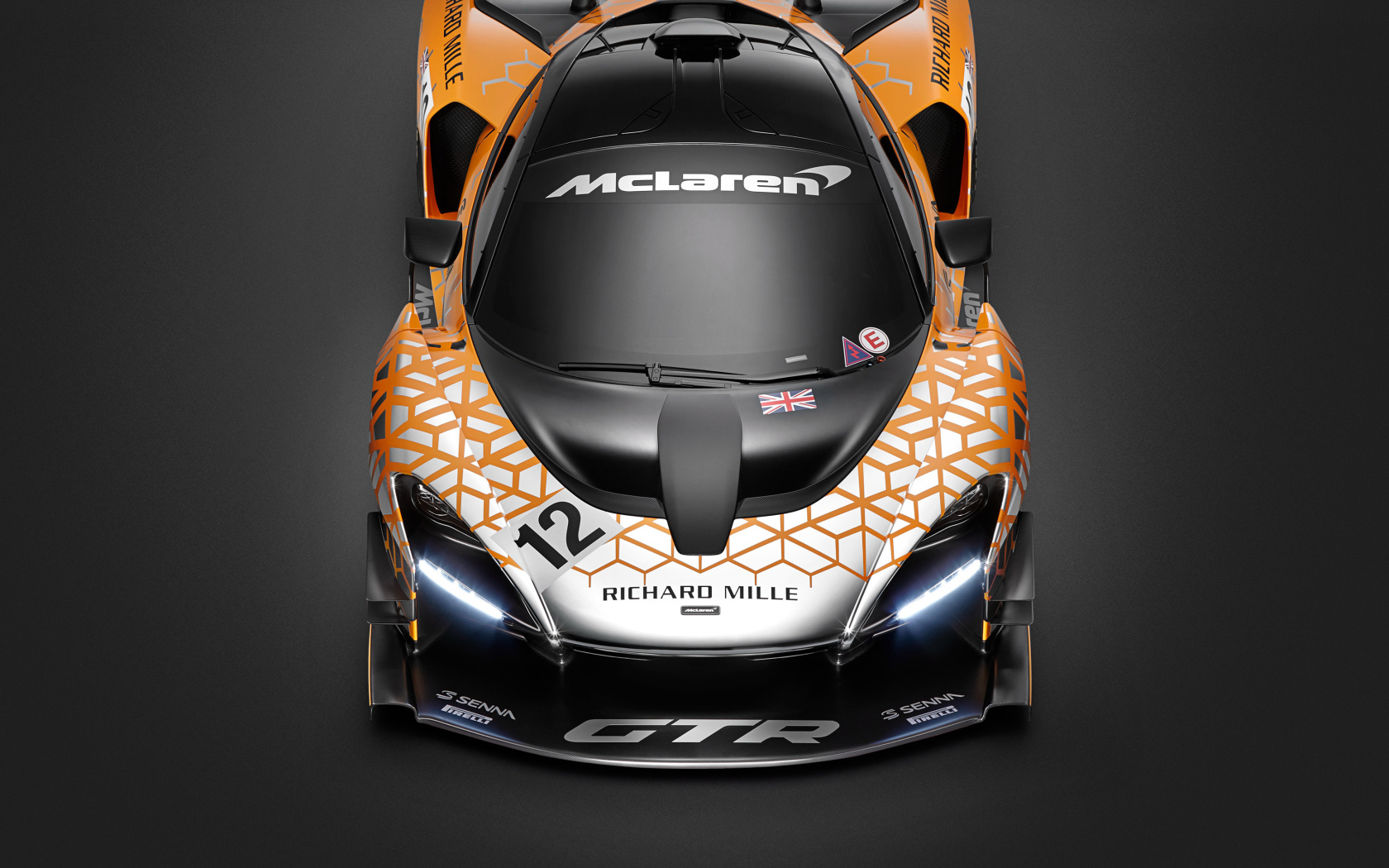 Гоночный автомобиль McLaren Senna GTR, 2018 на сером фоне