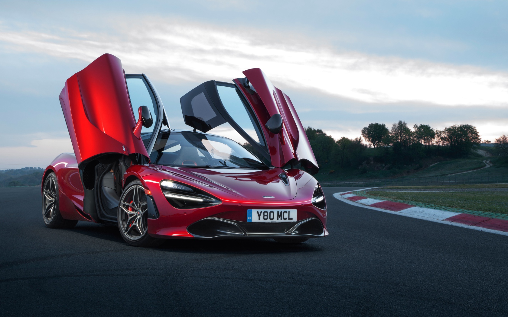 Красный спортивный автомобиль McLaren 720s, 2018 с открытыми дверями