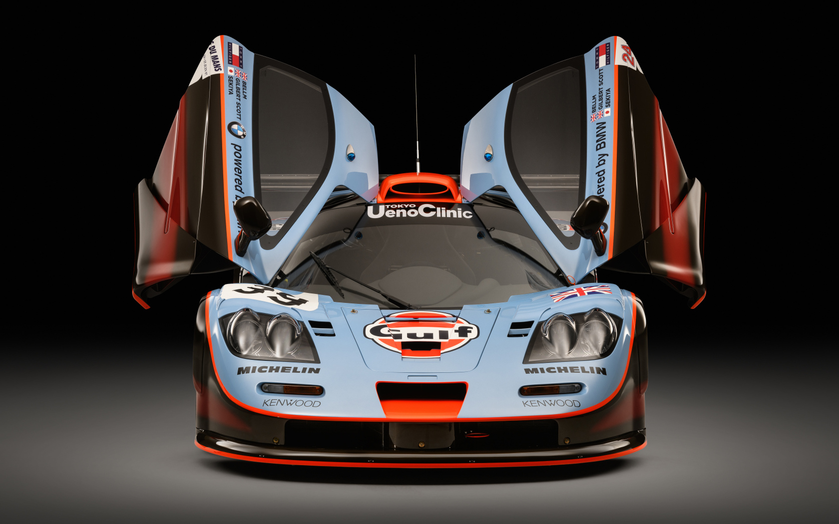Спортивный автомобиль McLaren F1 GTR 25R 2018 года с открытыми дверями