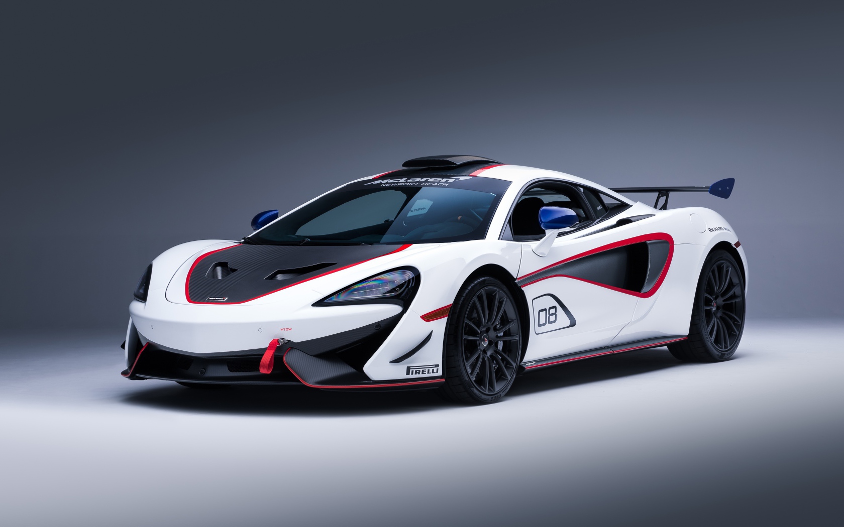 Спортивный автомобиль McLaren MSO X, 2018 на сером фоне