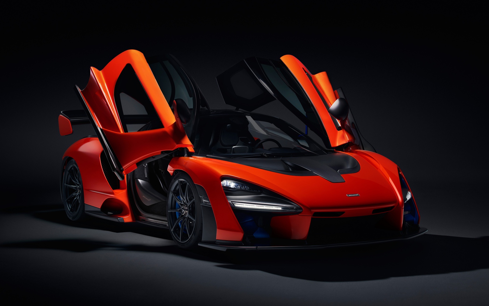 Спортивный автомобиль McLaren Senna, 2018 с открытыми дверями