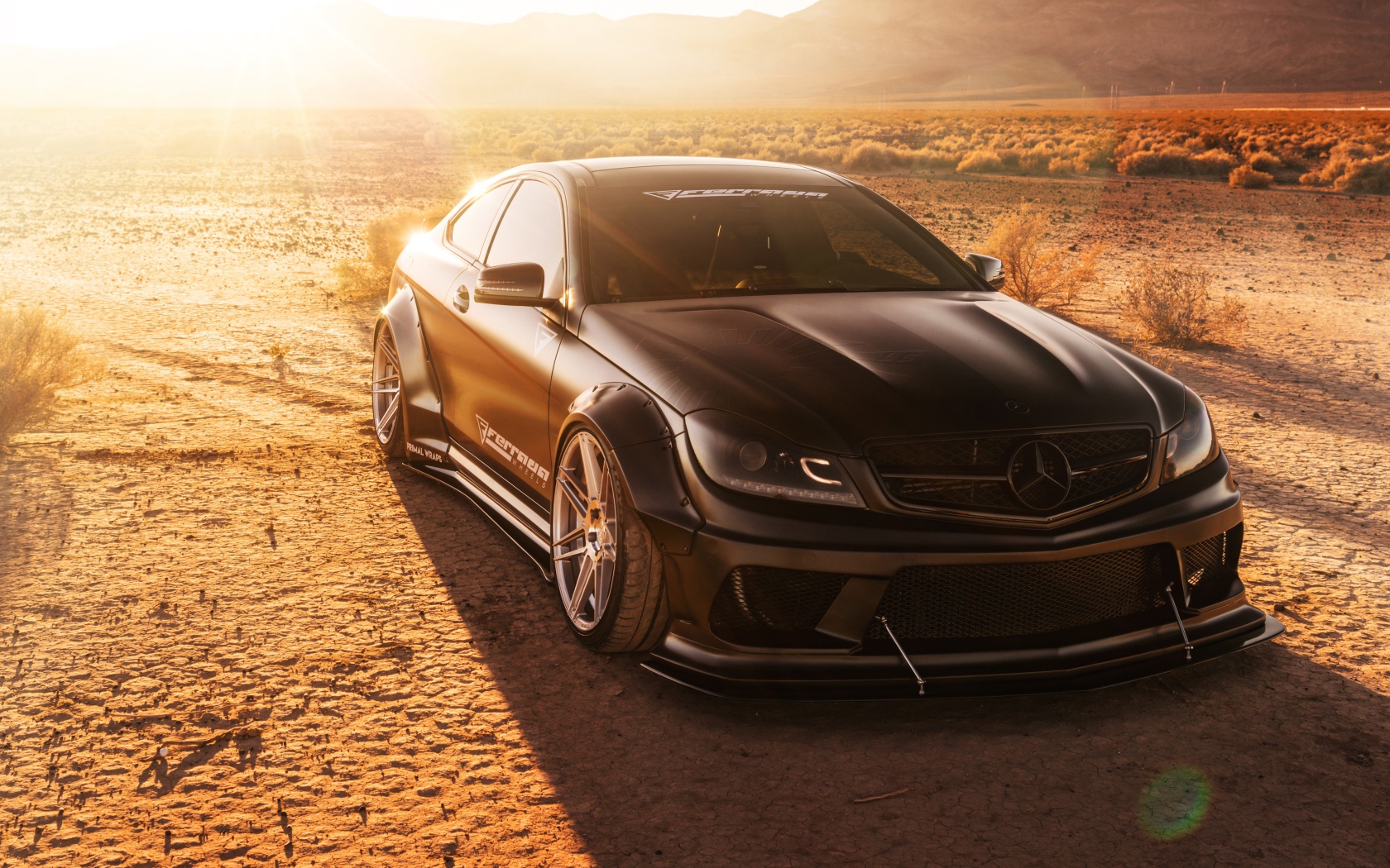 Черный автомобиль Ferrada LW Matte Mercedes в лучах солнца