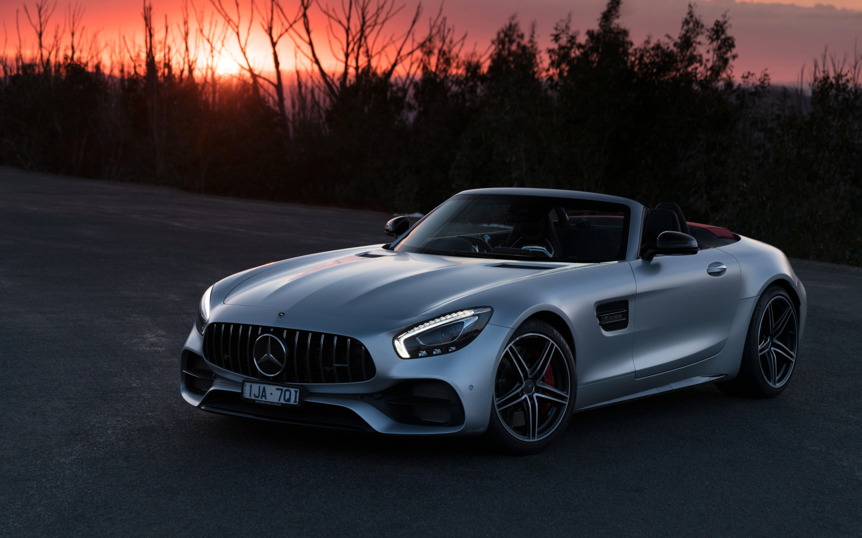 Серебристый кабриолет  Mercedes-AMG GT C Roadster, 2018 на закате