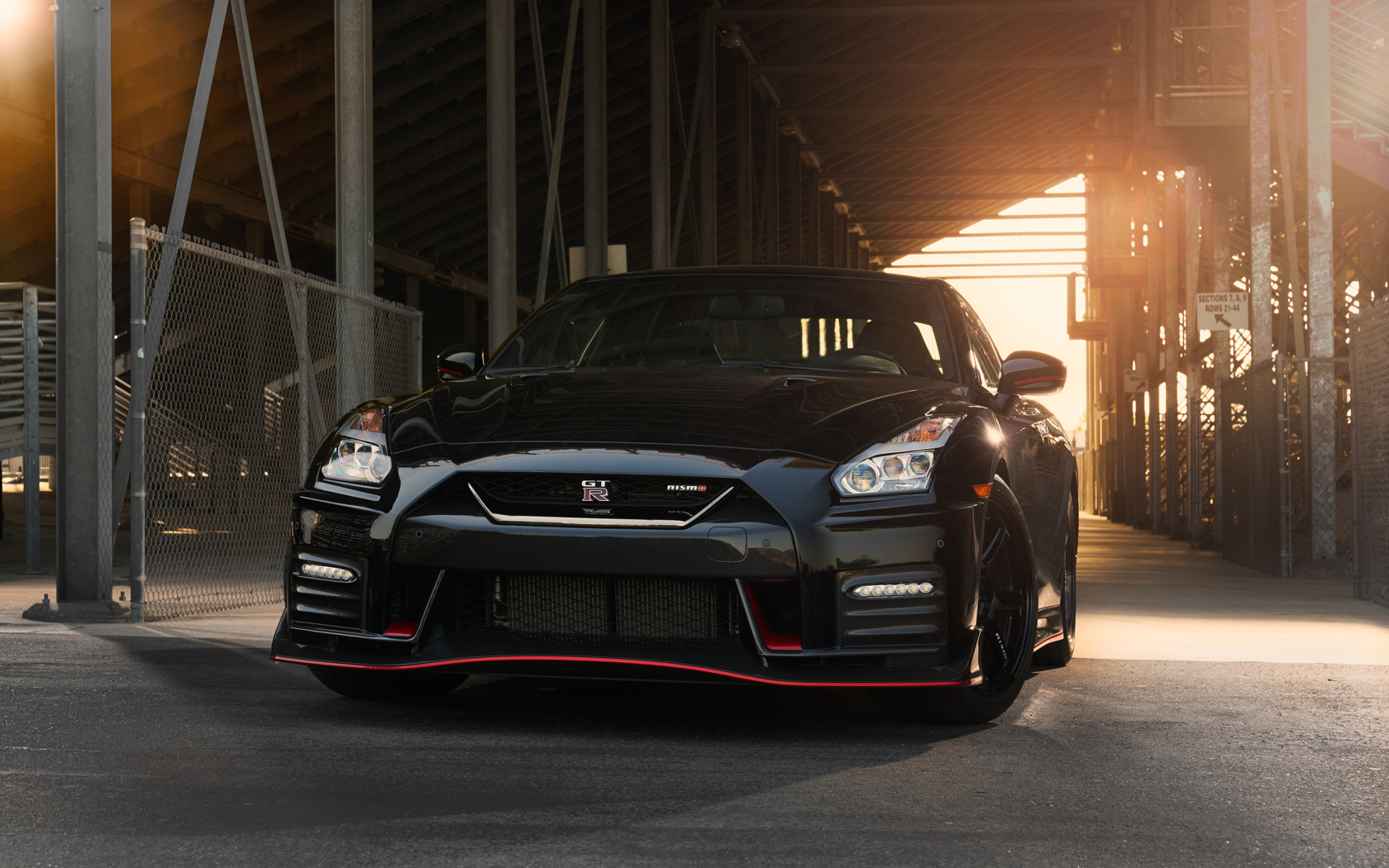 Черный автомобиль Nissan GT R Nismo, 2018 года