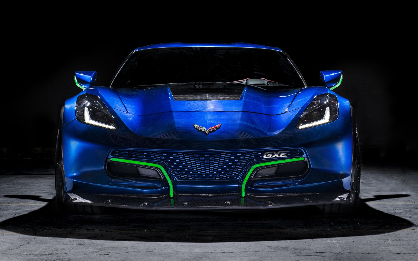 Синий спортивный автомобиль Corvette Genovation GXE, вид спереди