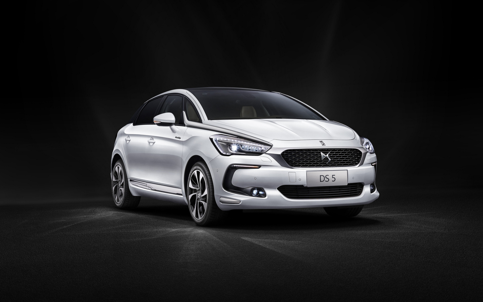 Серебристый автомобиль DS 5 Prestige на черном фоне