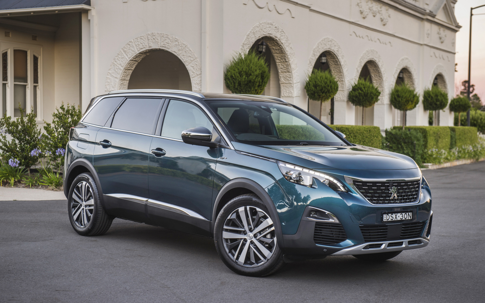 Внедорожник Peugeot  5008 GT, 2018 года на фоне здания 