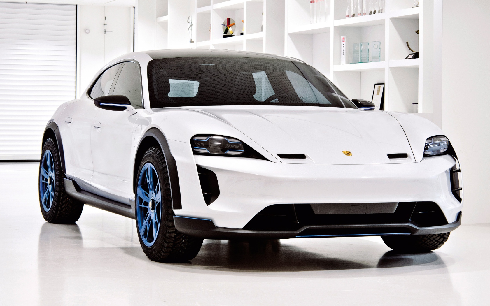 Белый автомобиль Porsche Mission E Cross Turismo, 2018,