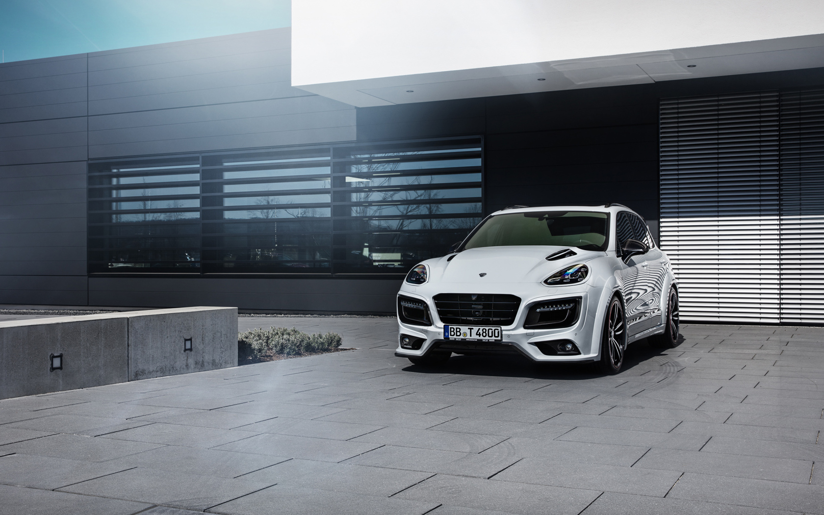 Белый автомобиль Porsche techart magnum sport 30 years