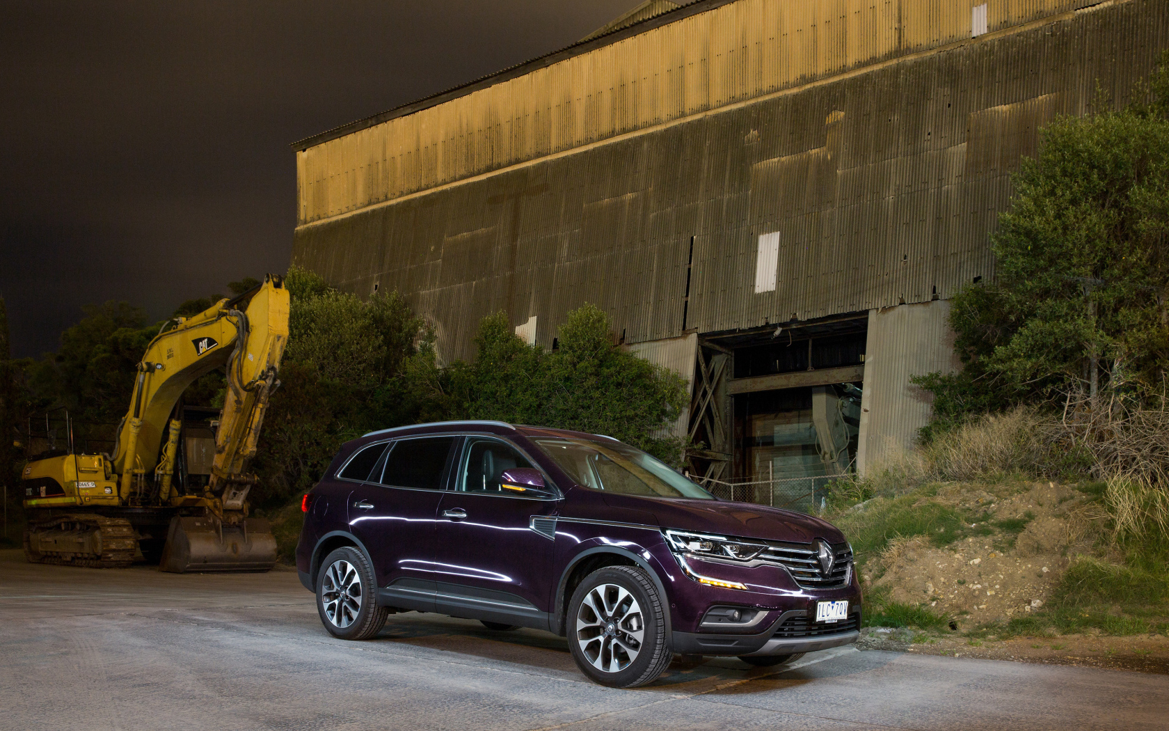 Фиолетовый внедорожник Renault Koleos