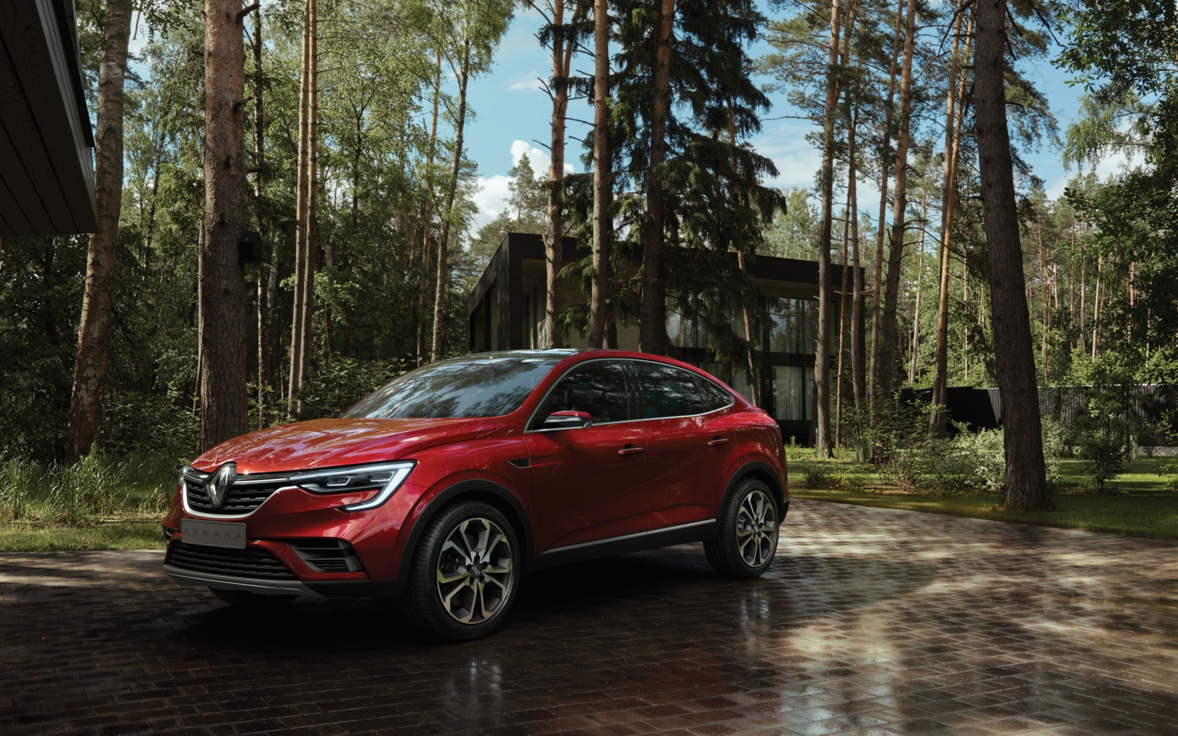 Красный стильный внедорожник Renault Arkana, 2018 года в лесу