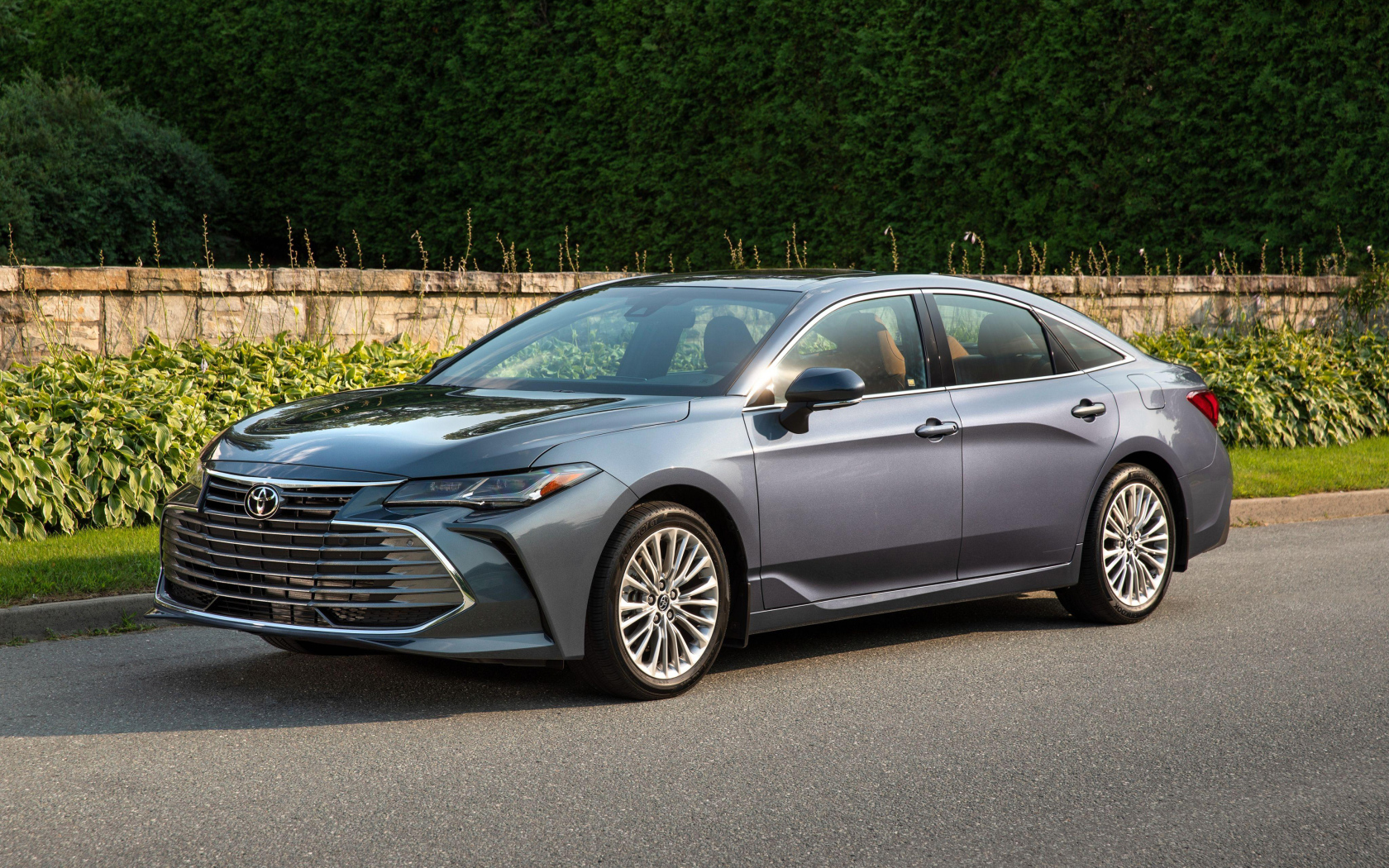 Серебристый автомобиль Toyota Avalon 2018