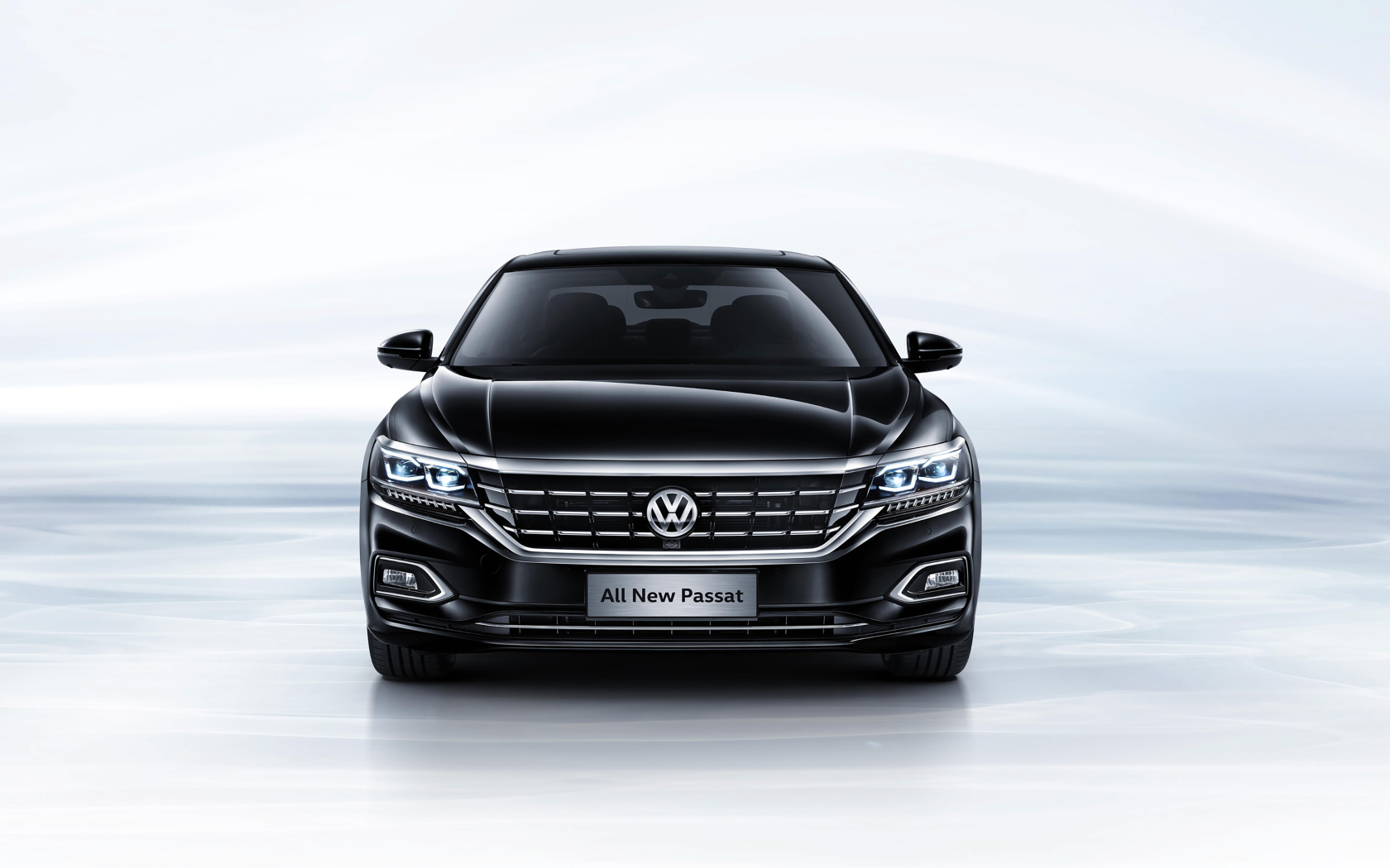 Черный автомобиль Volkswagen Passat 380 TSI вид спереди
