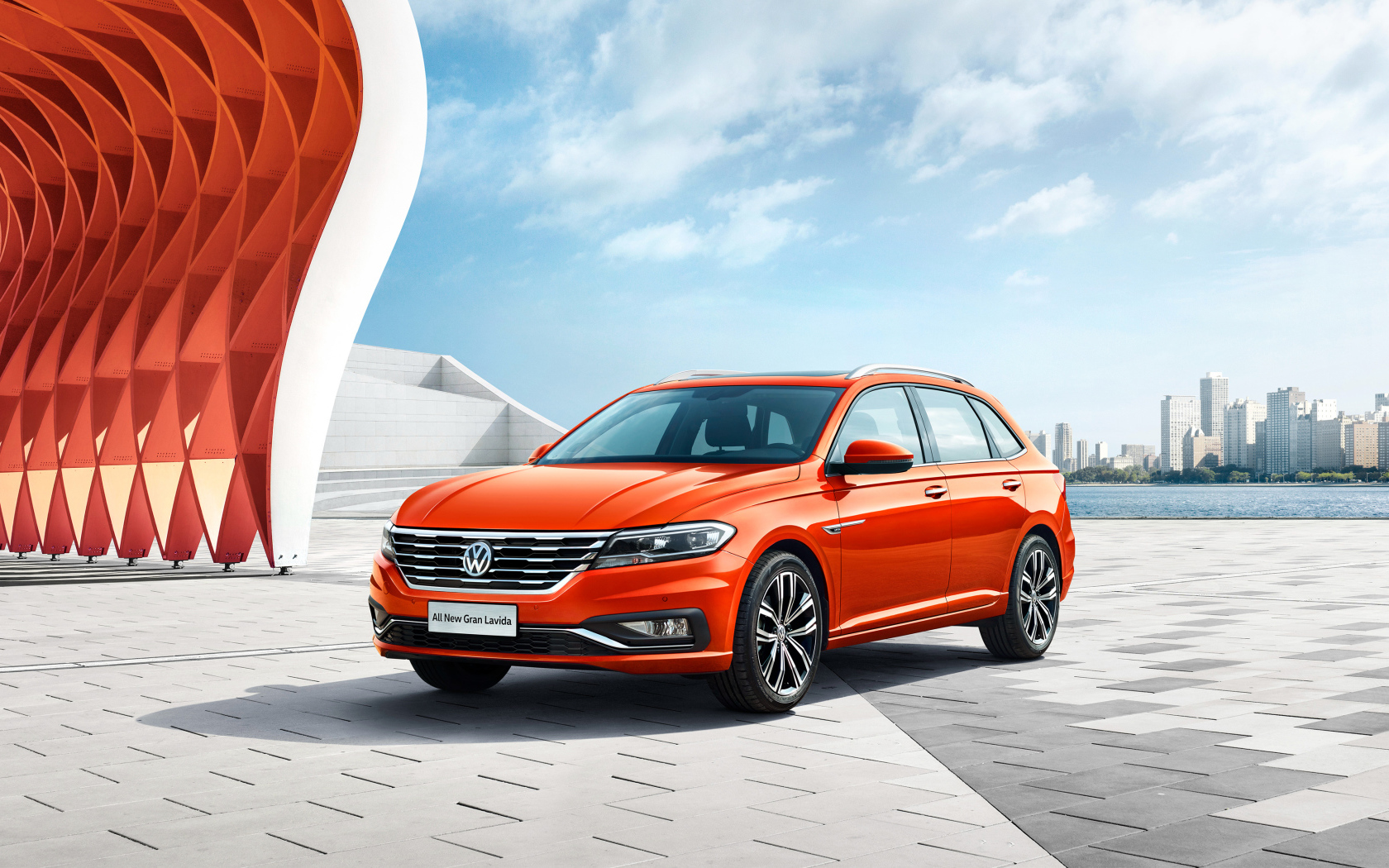 Красный автомобиль Volkswagen Gran Lavida, 2018