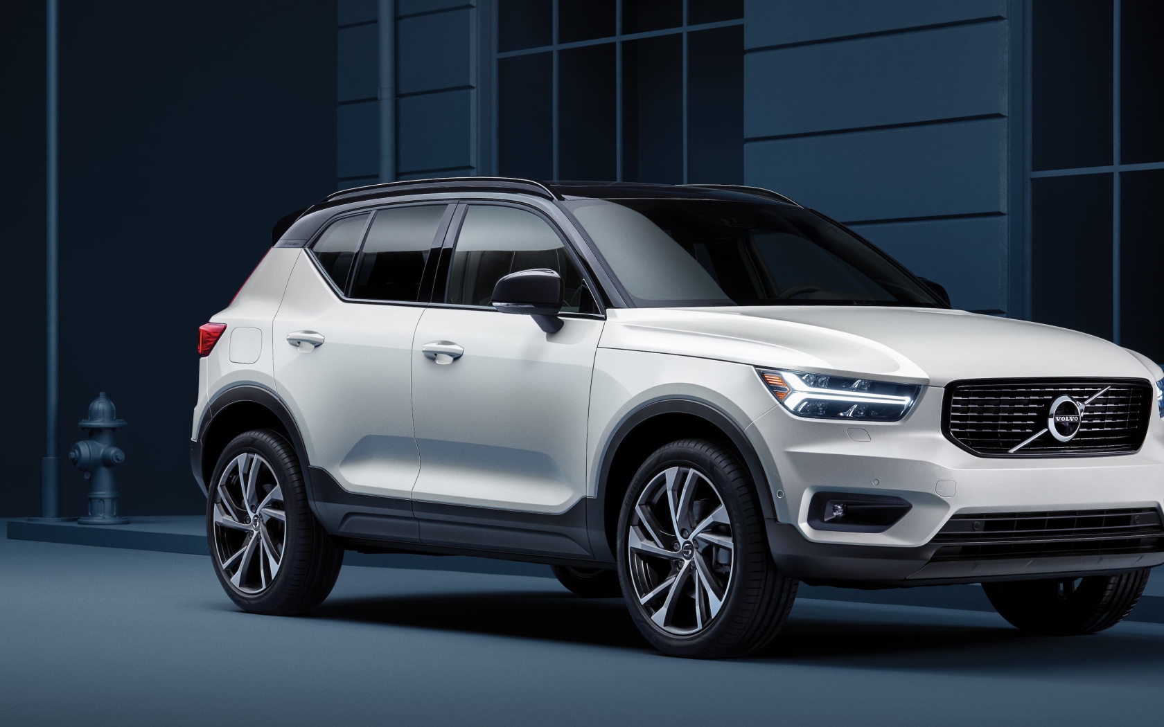 Белый внедорожник Volvo XC40, 2019