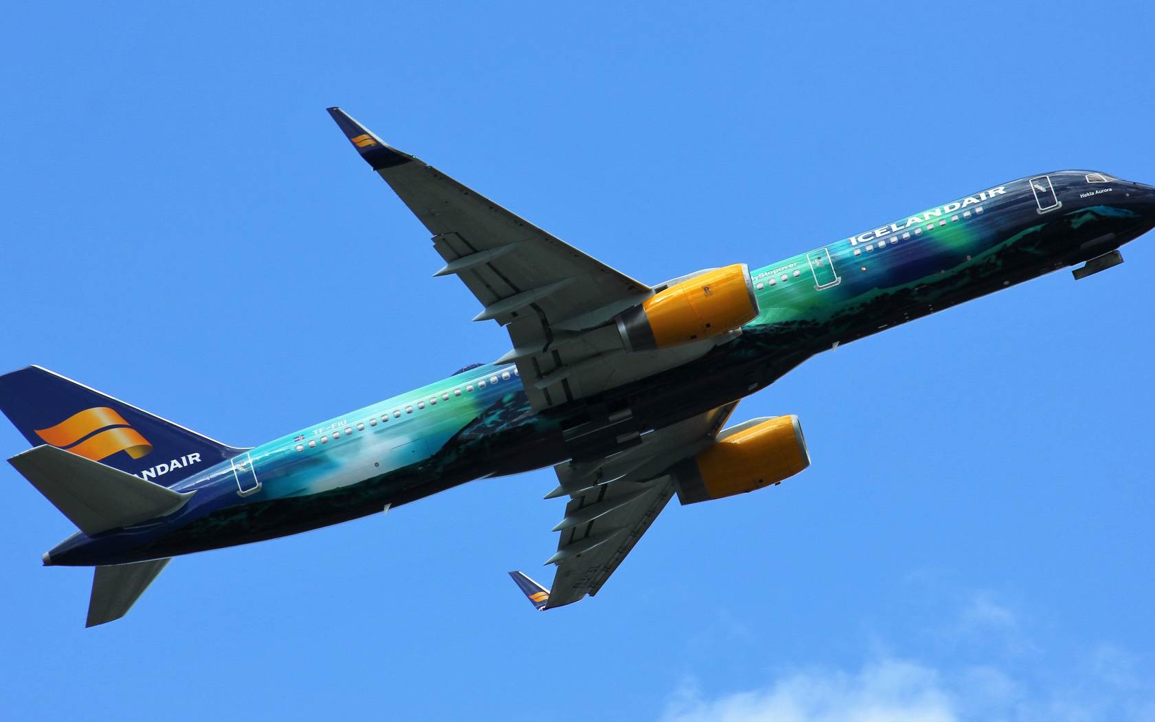 Пассажирский самолет Boeing 757-256 в небе