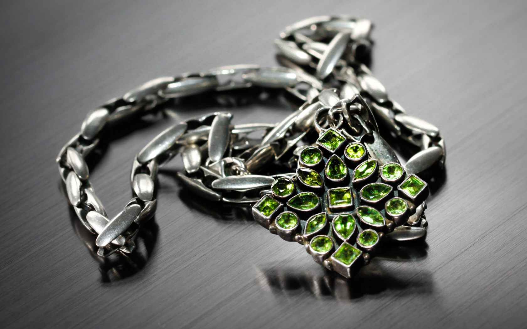 Красивое украшение с камнями на сером фоне