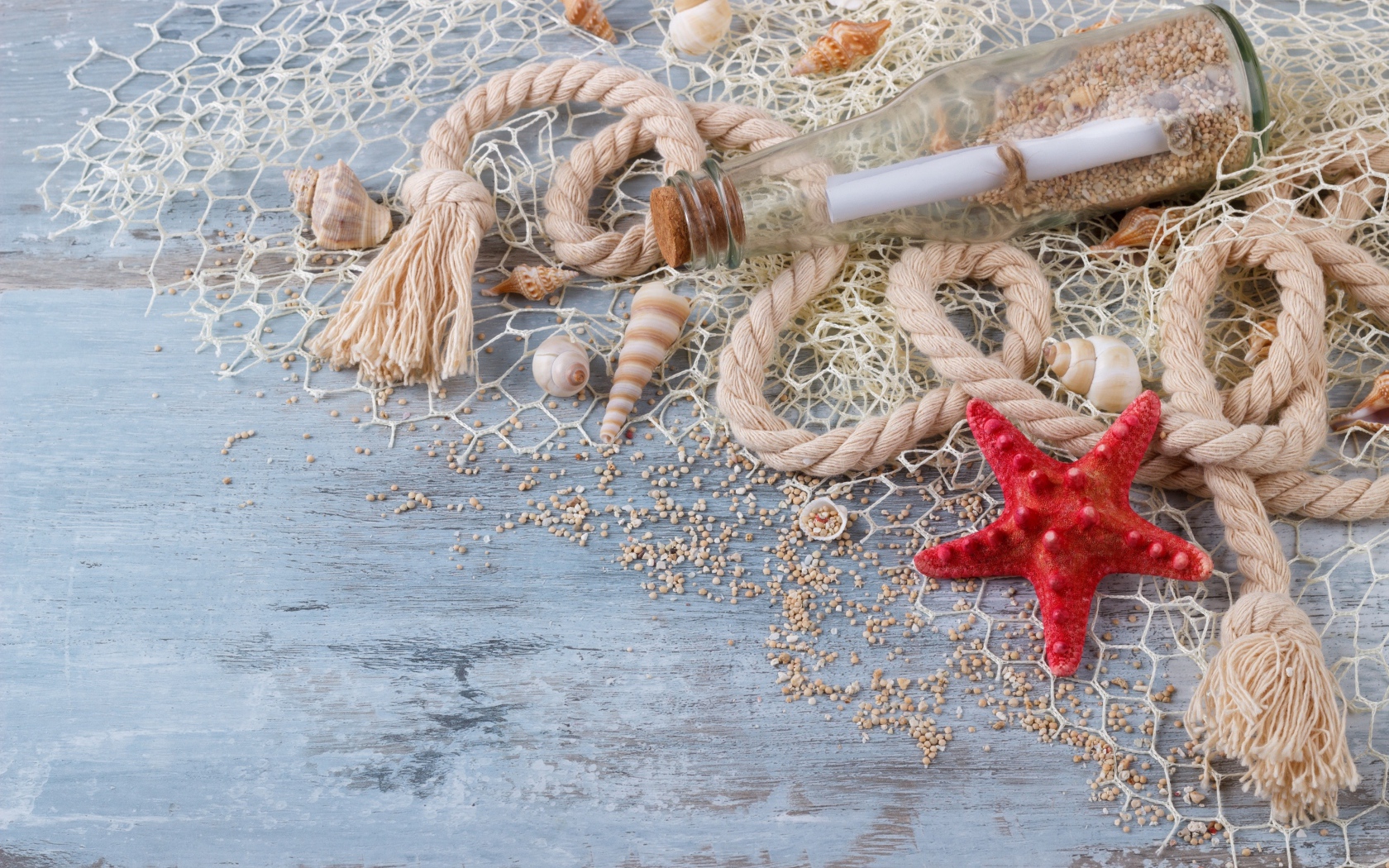Бутылка с запиской, ракушки, сетка, канат и красная морская звезда 