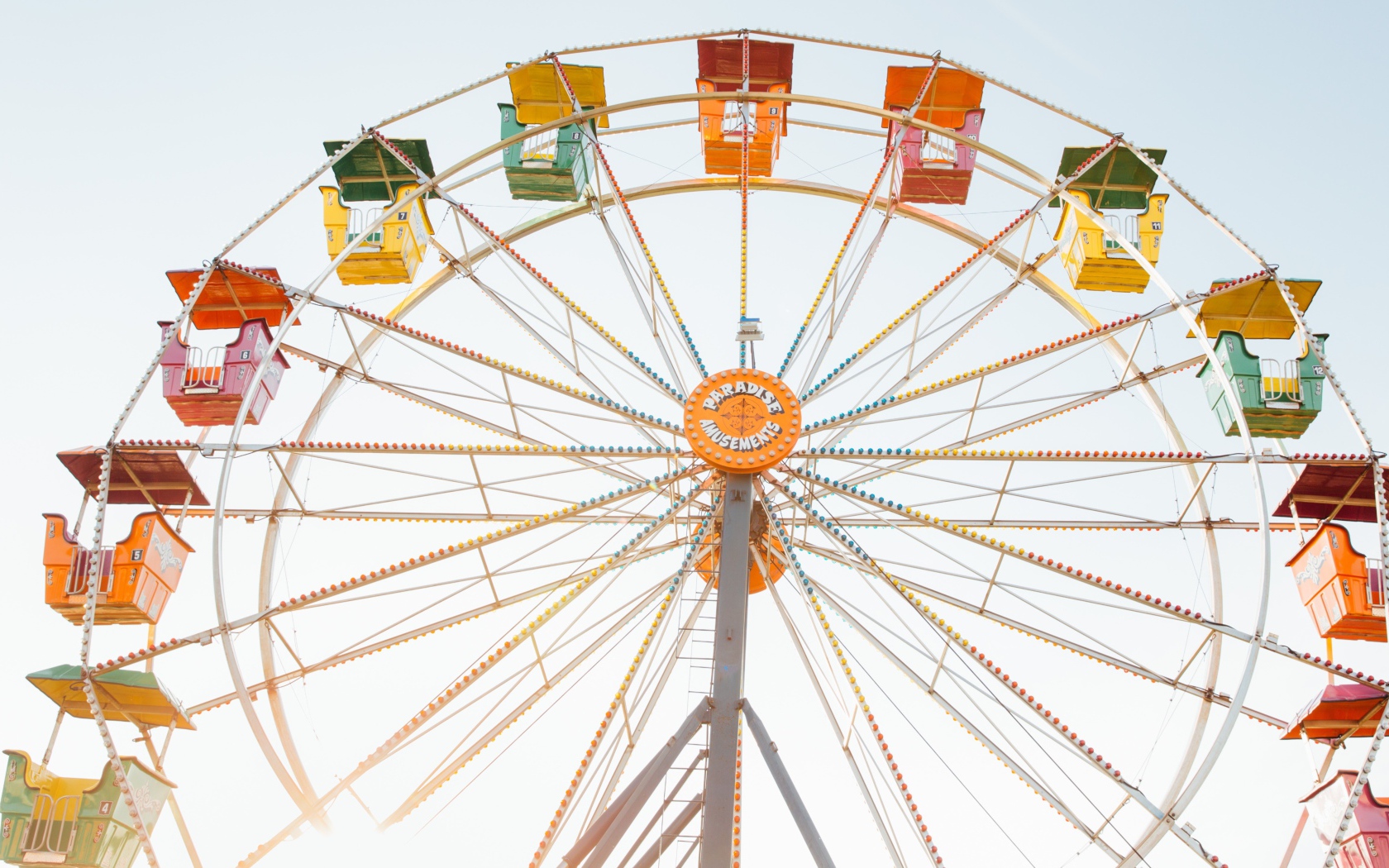 Карусель колесо обозрения на сером фоне