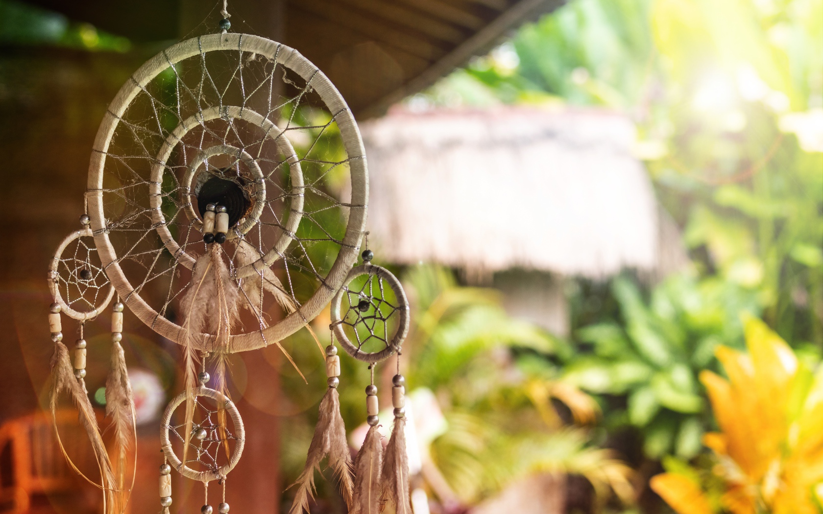 Декоративный ловец снов висит у дома