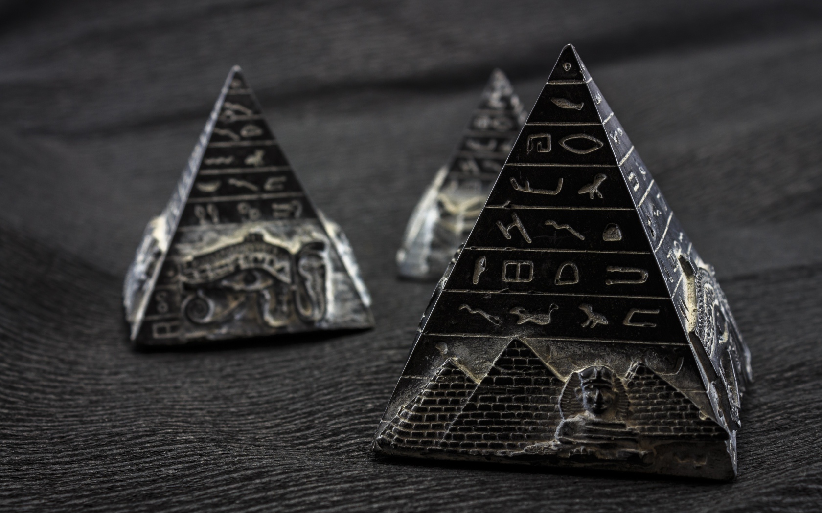 Фигурки пирамиды с символами крупным планом