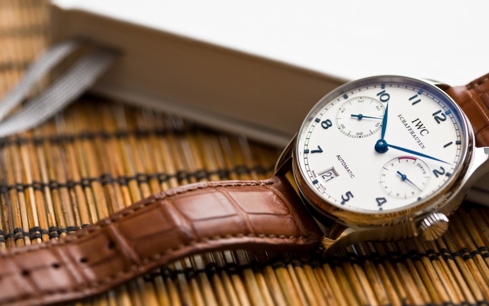 Мужские часы с кожаным ремешком 