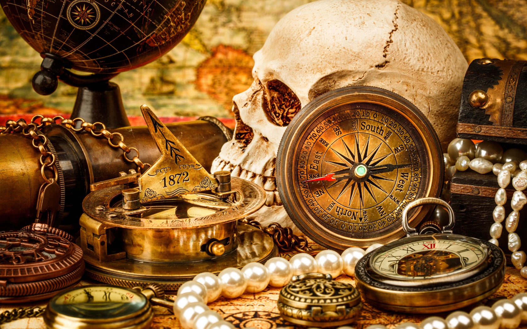 Череп, бинокль, компас, жемчуг и старинные часы на столе