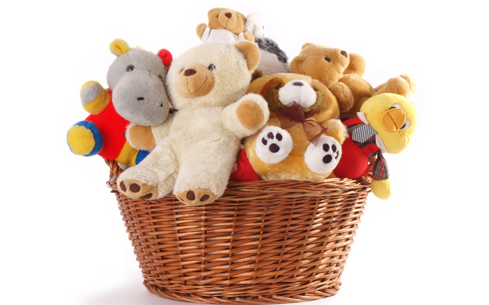 Мягкие игрушки в корзине на белом фоне 