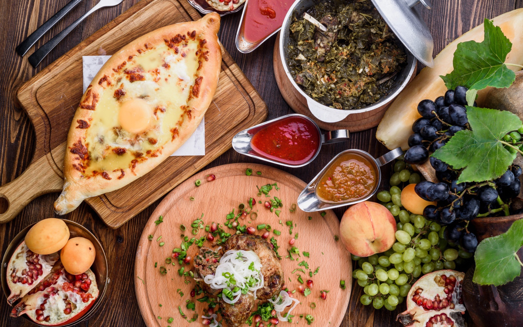 Сытный обеденный стол с вкусными угощениями, натюрморт