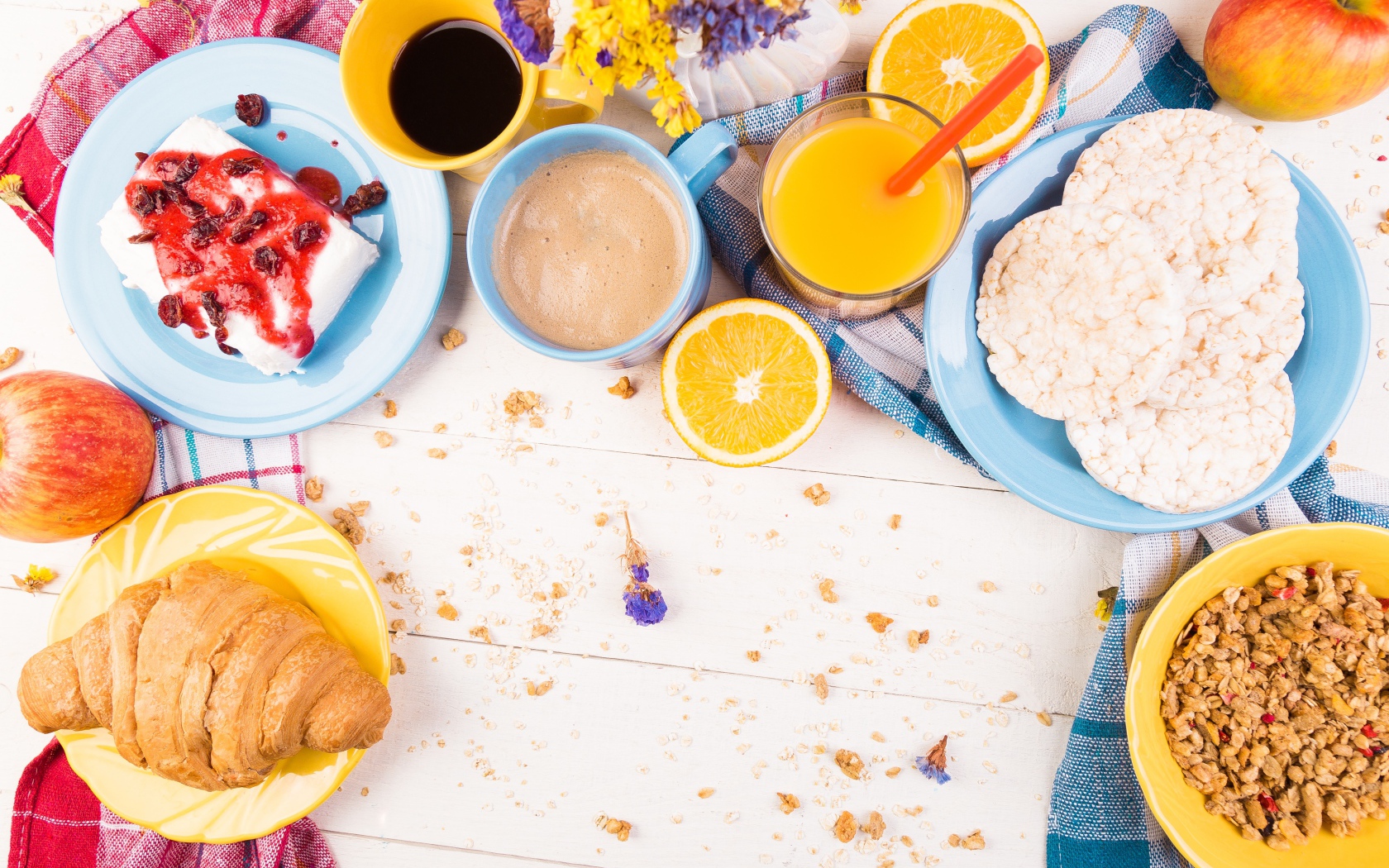 Аппетитный завтрак на столе