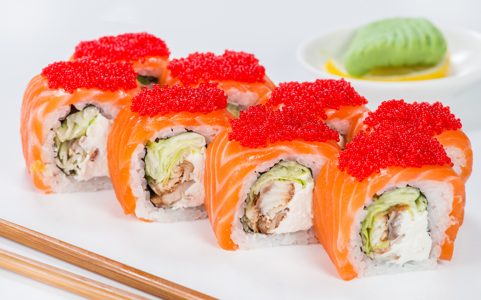 Аппетитные роллы с красной рыбой и красной икрой