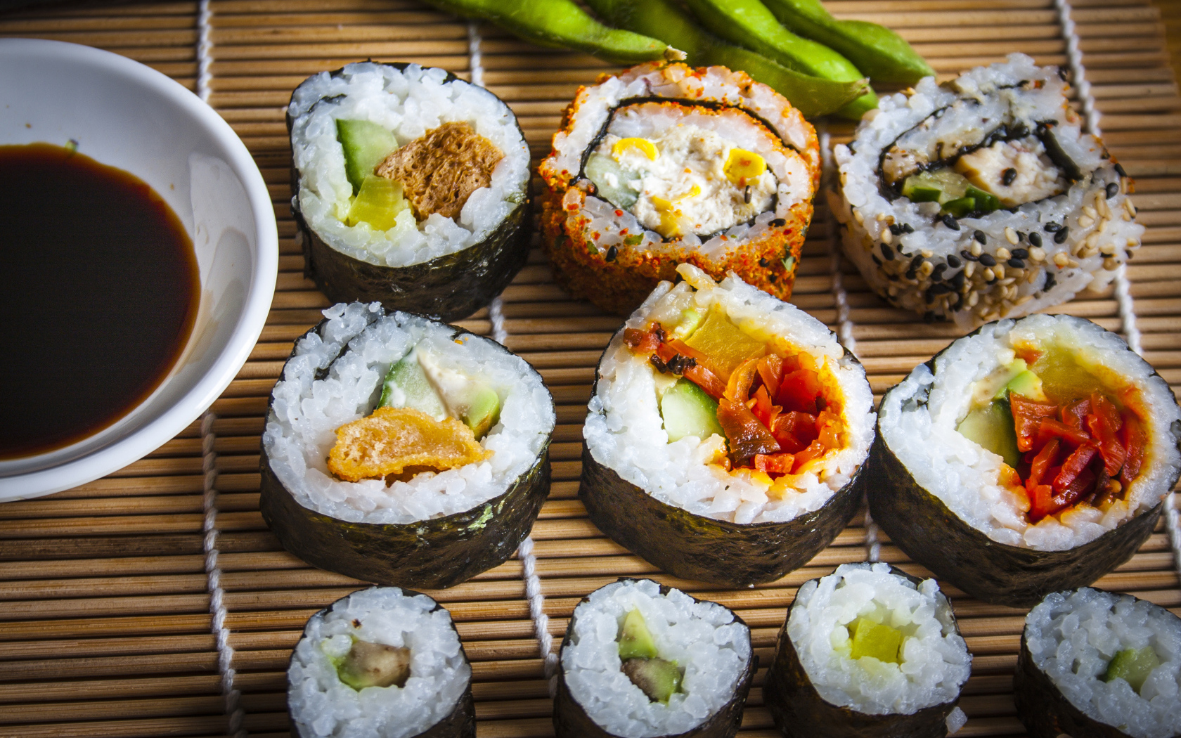 Аппетитные роллы с соевым соусом на бамбуковой салфетке 