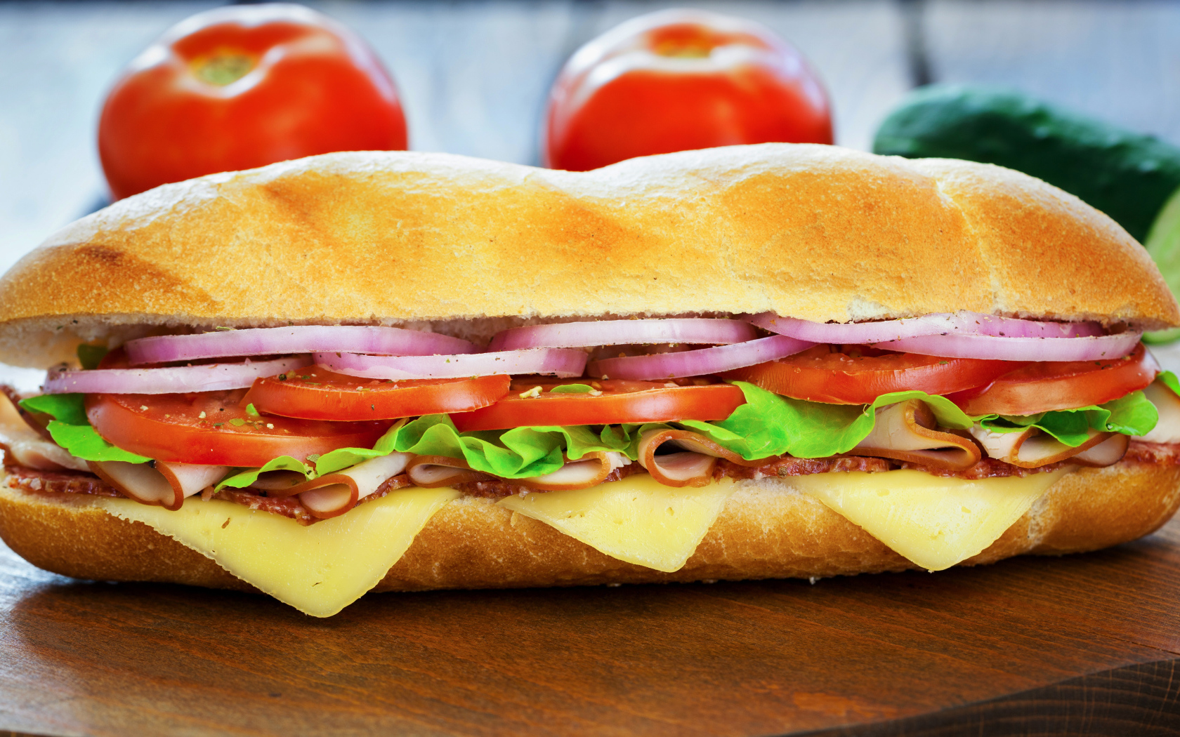 Большой бутерброд на столе крупным планом