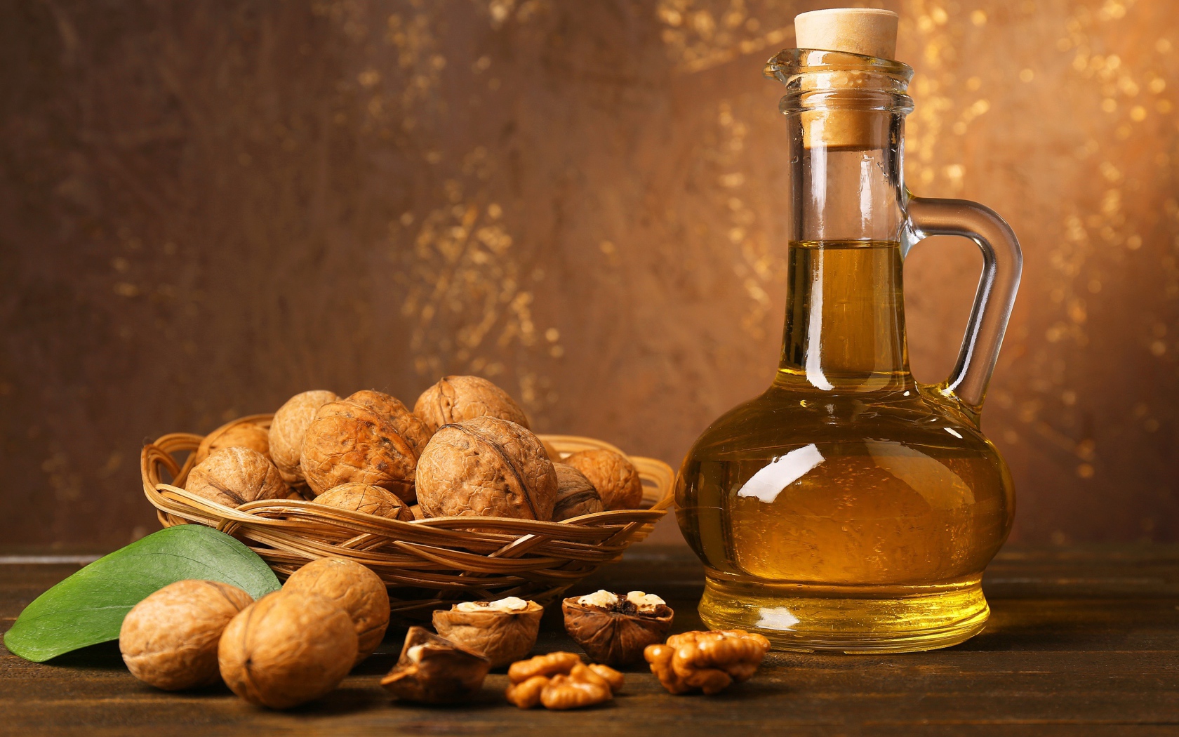 Масло в стеклянной бутылке на столе с грецкими орехами 