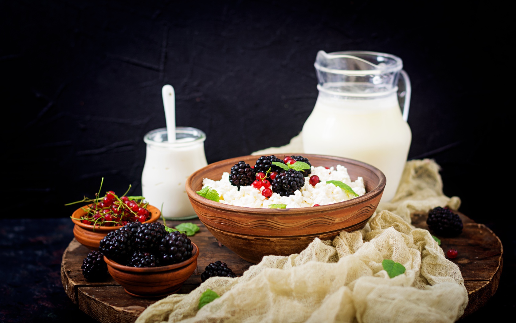Творог с ягодами ежевики, красной смородины и молоком на завтрак