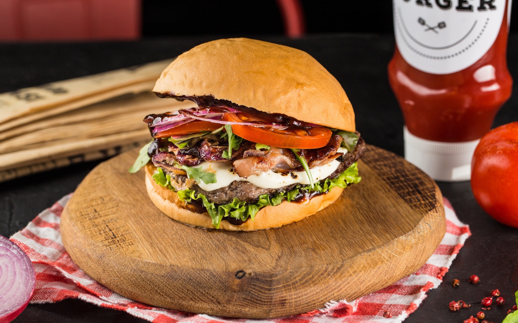 Большой аппетитный гамбургер на деревянной доске 