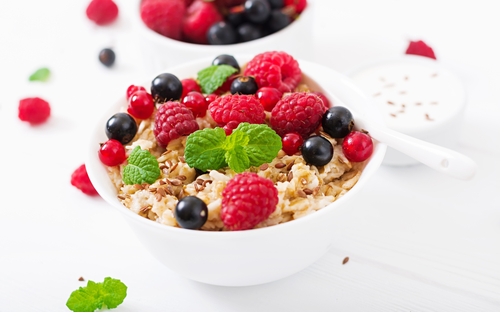 Мюсли с ягодами малины,  черники и красной смородины на завтрак