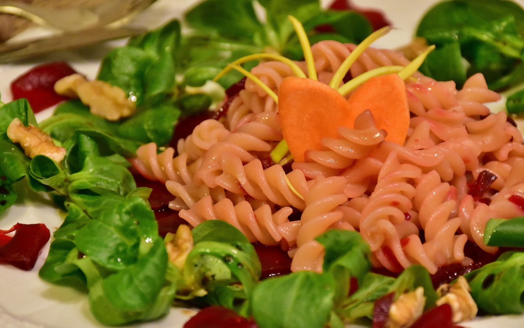 Макароны с базиликом и соусом на обед 