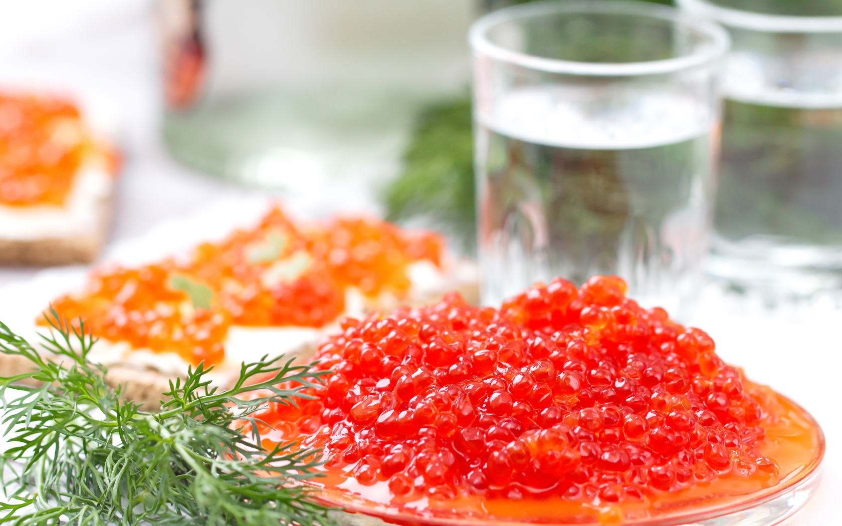 Красная икра с укропом на праздничном столе