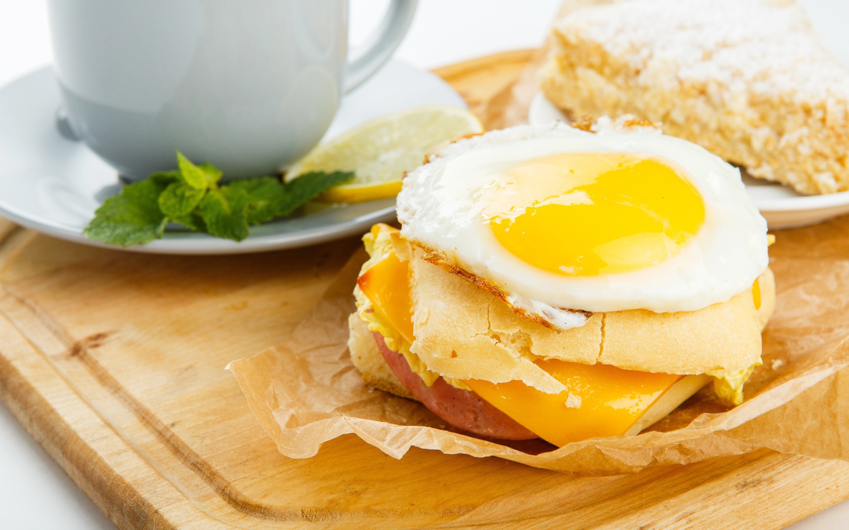 Сендвич с яичницей на завтрак 