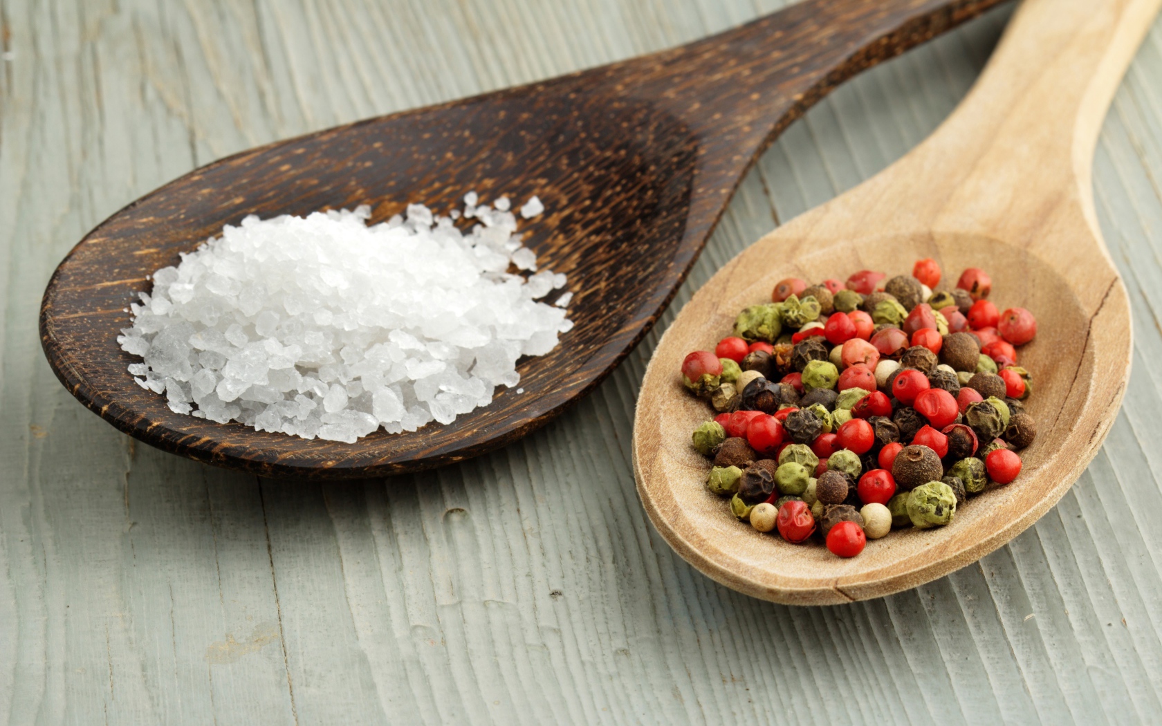 Деревянные ложки с солью и с перцем
