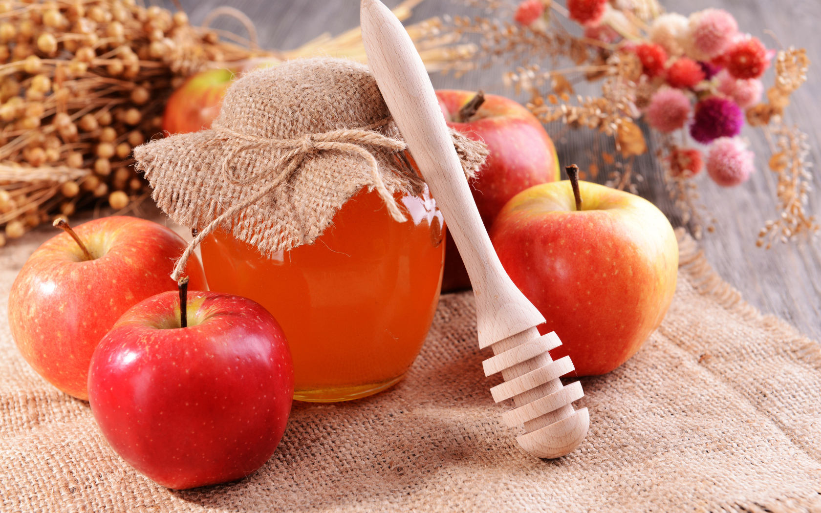 Банка меда с красными яблоками