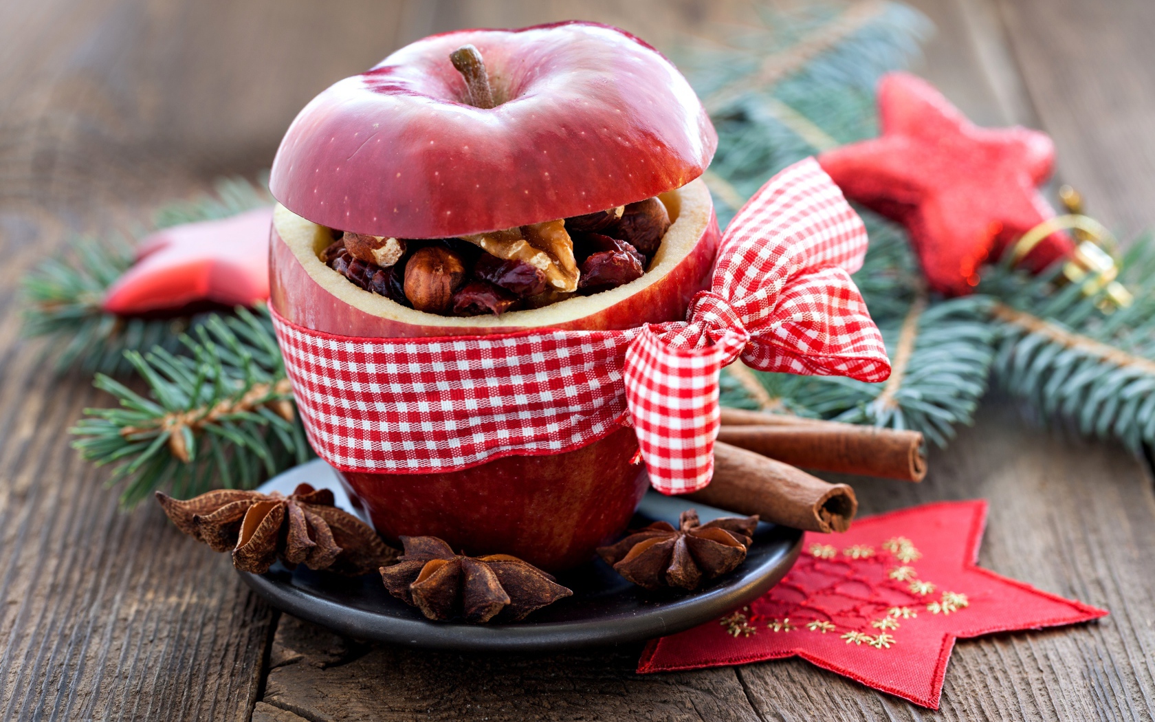 Яблоко с орехами внутри перевязано бантом