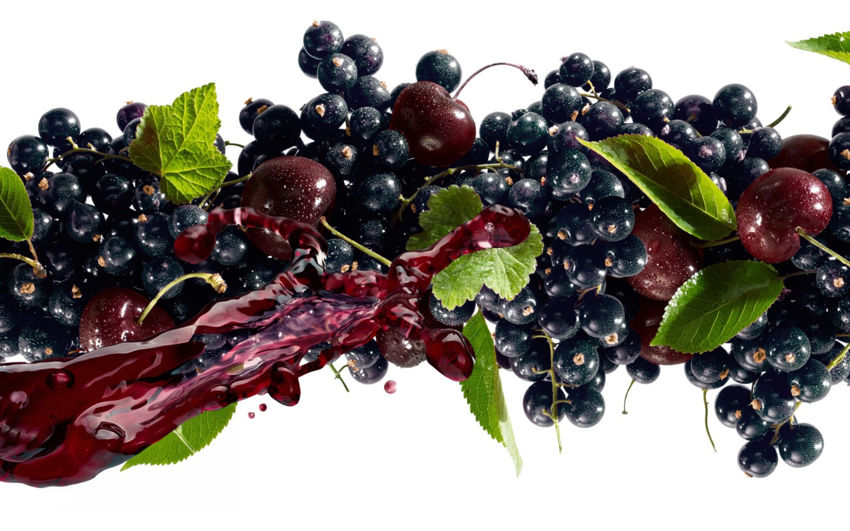 Черная смородина с черешней и соком на белом фоне 