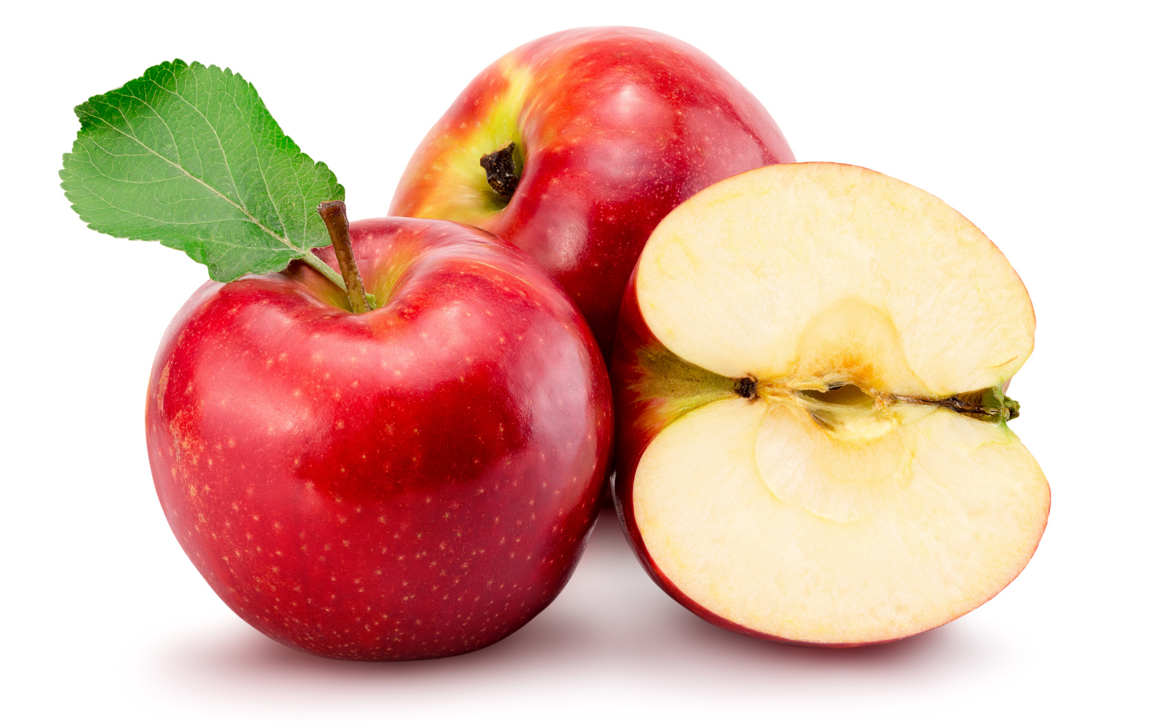 Сочные красные яблоки на белом фоне
