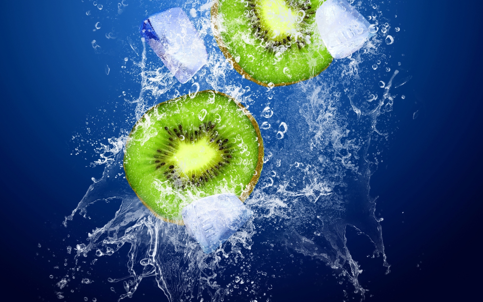 Киви в брызгах воды со льдом на синем фоне