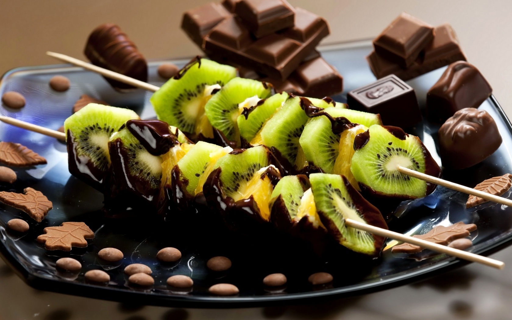 Киви на деревянных палочкам в шоколаде