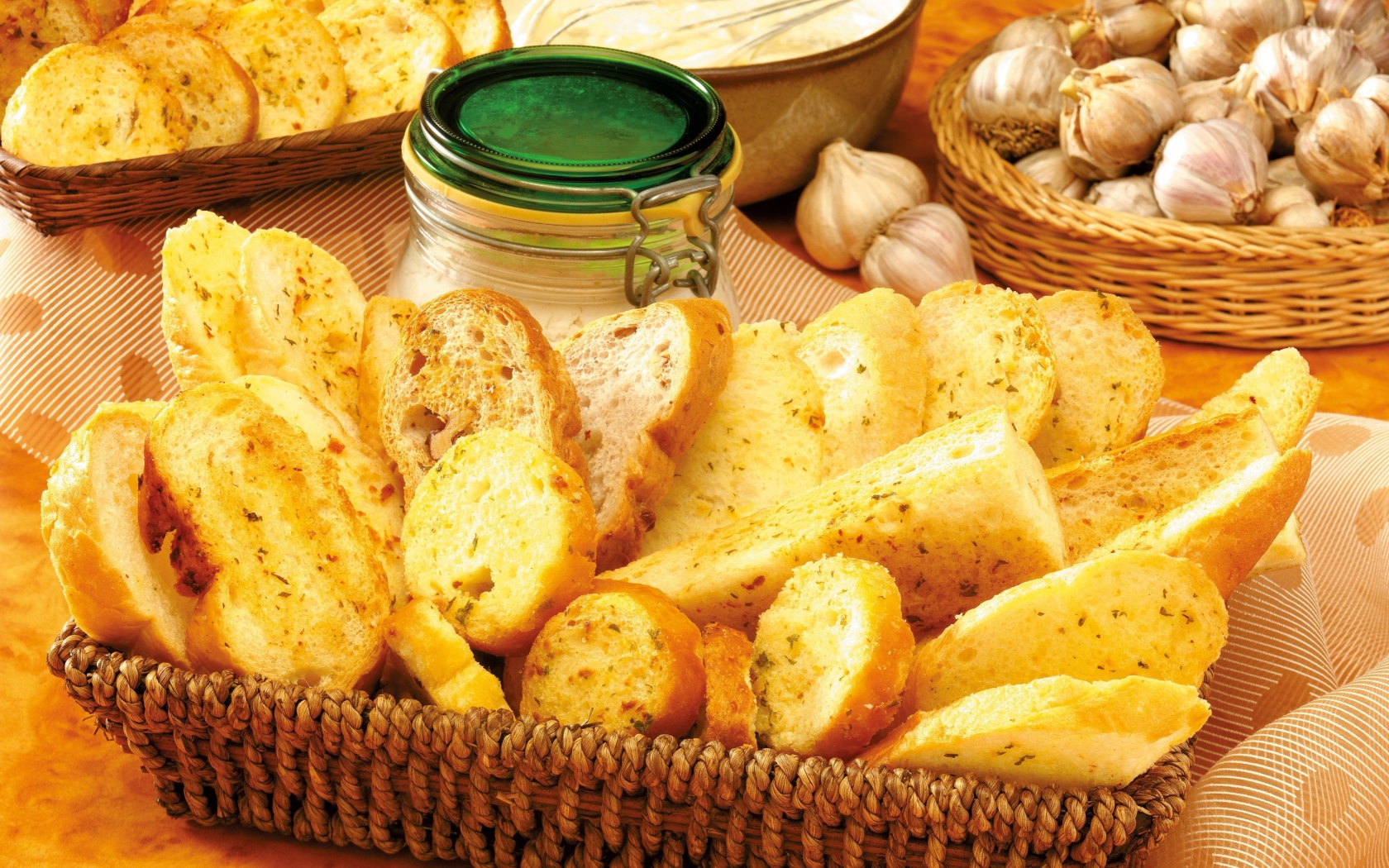 Гренки на столе с чесноком и соусом