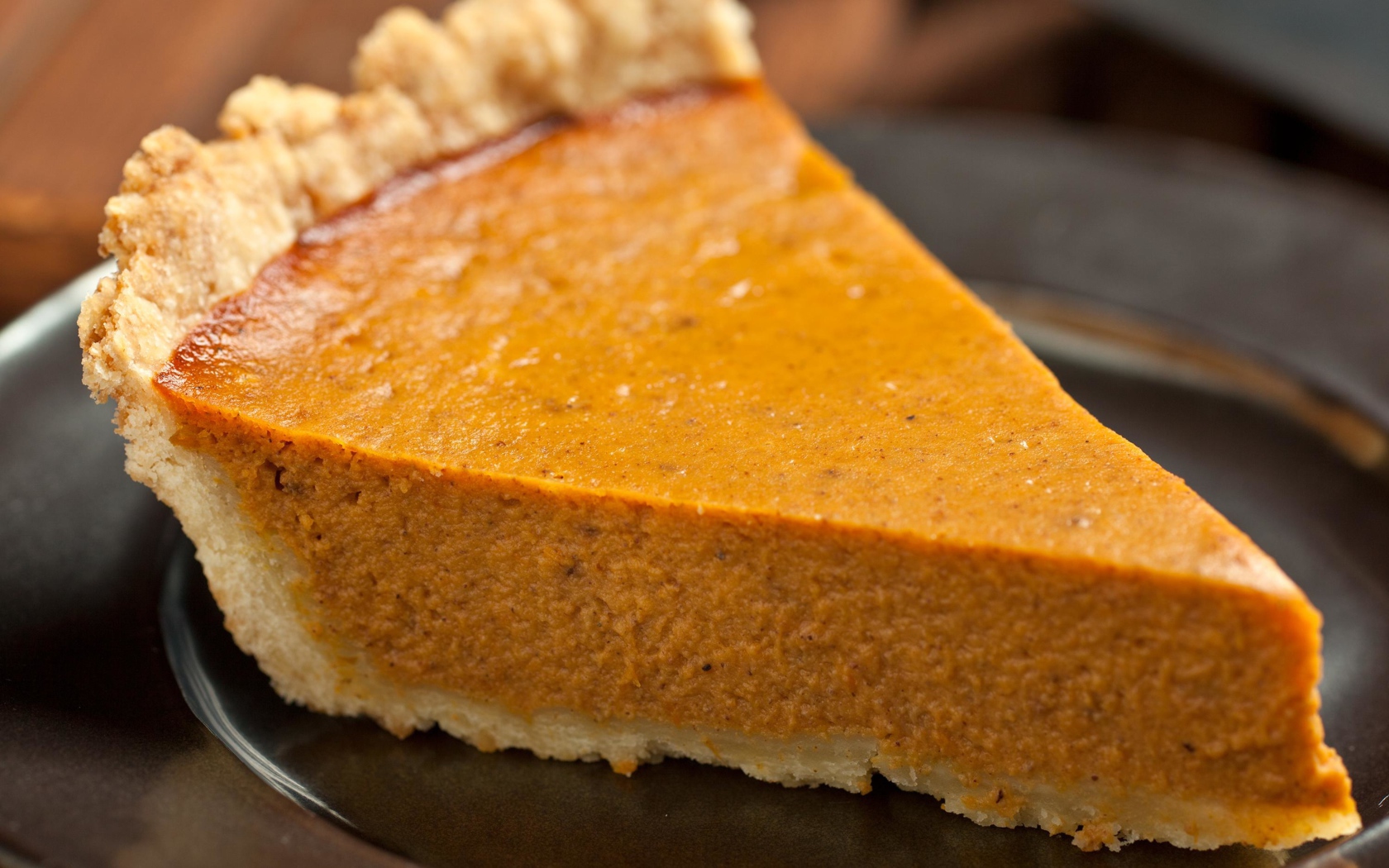 Кусок аппетитного тыквенного пирога на столе